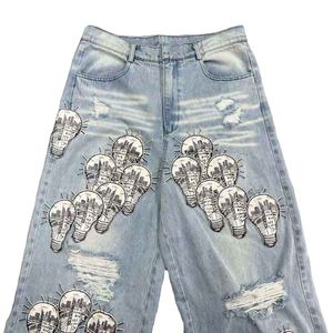 El arte clásico se une al estilo moderno con nuestro intrincado trabajo de bordado floral, que se presenta en esta pantalona vaquera premium. - Product Image 4