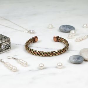 Bracelet jonc ouvert élégant en laiton plaqué argent, gravé sur mesure, pour femme, à prix avantageux - Product Image 4