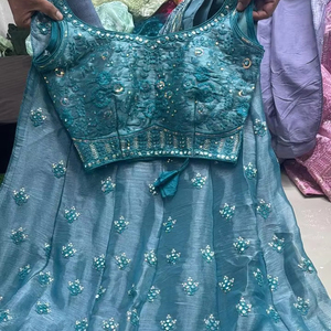 Ensemble Lehenga Choli de créateur avec broderie Jarkan lourde, jupe évasée de 3 mètres, chemisier cousu, bordure filet sur quatre côtés, longueur ras du sol, protection solaire - Product Image 4