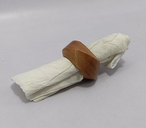 Anneau de serviette en résine verte translucide de luxe, boucle porte-serviette en résine torsadée haut de gamme pour la décoration de table d'hôtel et de restaurant - Product Image 3