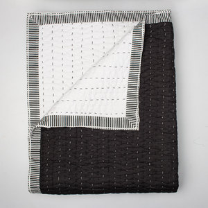 ผ้านวม Kantha ผ้าฝ้ายสีดำและสีขาวแบบกลับด้านได้ทำด้วยมือมาใหม่พร้อมขอบผ้าห่มขนาดเตียงคู่คิงไซส์ - Product Image 6
