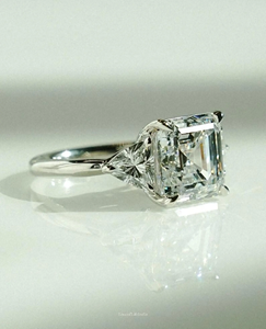 Bague de fiançailles à trois pierres en diamant de laboratoire taille Asscher 4,00 CTW certifiée IGI en or massif 14 carats - Product Image 2