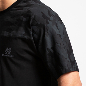 T-shirt personnalisable pour hommes, style épaules tombantes noires avec impression camouflage et options de logo - Product Image 5