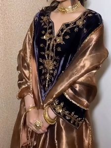 ชุดเดรสยาวคลุมเท้าผ้ากำมะหยี่แขนยาวทรงเข้ารูปสไตล์ลำลองสำหรับผู้หญิงไซส์ใหญ่ ดีไซน์หรูหราแบบดั้งเดิม ระบายอากาศได้ดี แบบอาบายะ/ดาชิกิ สีธรรมชาติ - Product Image 2