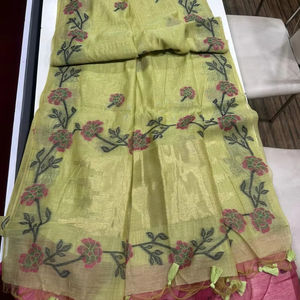 Embrassez l'élégance intemporelle avec nos saris en soie brocart très attrayants faciles à draper adaptés à une utilisation comme cadeaux de mariage/fête - Product Image 1