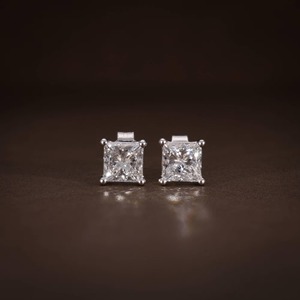 Boucles d'oreilles en diamant de laboratoire certifié IGI taille princesse pour cadeau de mariage, boucles d'oreilles solitaires en or 14 carats à bas prix - Product Image 1