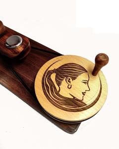 Enrouleur de boule de fil en bois fabriqué à la main pour tricoter le crochet-cadeaux de tricoteuse à main naturelle - Product Image 6