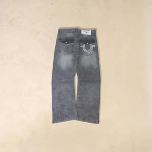 Pantalon en jean ample style hip-hop vintage, coupe droite et large, gris délavé, broderie foncée, rivets, taille 14 pouces - Product Image 1