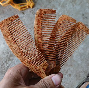 Peine de Madera de Coco Sostenible para el Cuidado y Peinado Diario - Product Image 3