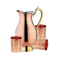 Pichet à eau de créateur en cuivre avec gobelet en verre pour taille personnalisée, prix bon marché avec utilisation à la main