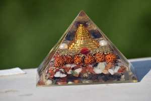 Pyramide d'orgonite Shree Yantra à succès avec Rudraksha et pierres précieuses, protection Vastu, guérison énergétique et décoration spirituelle - Product Image 4