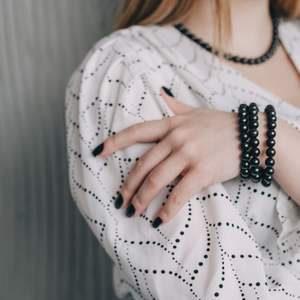 Pulsera de shungita con 19 cuentas redondas pulidas de 0,39 pulgadas (10 mm) en banda elástica, talla 16-17 - Product Image 4