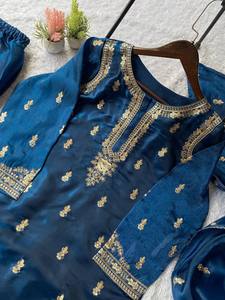 Ensemble Kurti et pantalon brodés tendance avec dupatta réversible pour femmes, idéal pour les fêtes et les mariages - Product Image 6