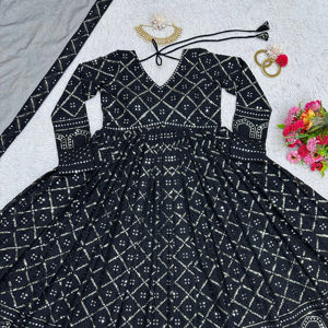 Hermoso Top-Pent Y Dupatta Con Bordado Trabajo - Product Image 1