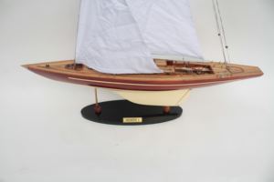 Barcos de Vela de Madera Pintados a Mano Nemere II - Decoración Moderna de Mesa con Forma Irregular de Feng Shui para el Hogar - Product Image 2