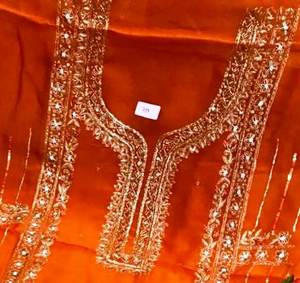 Costumes de fête en soie brodés à la main non cousus de créateur moderne pour femmes style indien tendance pour les fêtes traditionnelles - Product Image 2