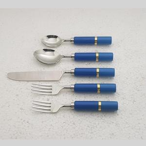 Juego de Cubiertos de Acero Inoxidable Hecho a Mano con Incrustaciones de Latón y Resina, Pulido Espejo, Moderno, Cinco Piezas, Juego de Cuchara y Tenedor - Product Image 1