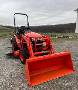 Tractor pequeño Kubota 4x4 con cortacésped y cargador frontal. - Product Image 1