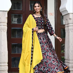 ชุดเลเฮนกาโชลีผ้าฝ้ายพิมพ์ลายด้วยมือ ดีไซน์สวยงาม 100% สำหรับฤดูร้อน เนื้อผ้าเบา สไตล์ดั้งเดิม ชุดพื้นเมืองสำหรับผู้หญิง เหมาะสำหรับงานปาร์ตี้ - Product Image 1