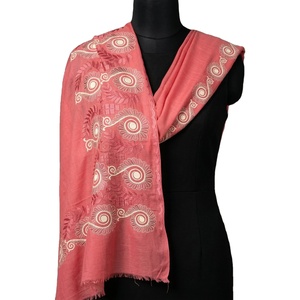 Voile de coton en gros pour femmes, châle hijab brodé de fleurs et de strass, doux, léger, respirant, long, pour usage quotidien, fournisseur OEM - Product Image 1