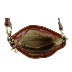 Sac à main à bandoulière de luxe pour femmes, meilleure qualité, sac à main de luxe pour femmes, fabriqué en italie, en cuir marron avec des accessoires en métal solide - Product Image 3