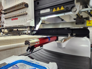 Machine à broder Bernina E16 Pro à 16 aiguilles avec accessoires, machine à coudre, garantie de 3 ans - Product Image 2