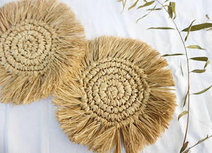 Juego de posavasos redondo de rafia hecho a mano, mimbre hecho a mano de Vietnam con alfombrillas y almohadillas con flecos - Product Image 4