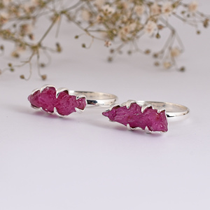 Anillo ajustable hecho a mano con rubí natural Piedra preciosa cruda Conjunto de puntas atractivas Joyas de piedra natal para boda o fiesta - Product Image 2