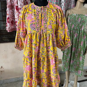 Mini vestido Bloque de mano Impreso Patrón floral 100% Algodón Cuello profundo con cierre de cuerda Estilo casual bordado con borlas - Product Image 1