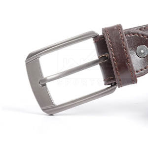 Ceintures décontractées personnalisables pour hommes fabriquées professionnellement avec cuir de vache à grain supérieur durable, bonne conception à boucle ardillon - Product Image 6