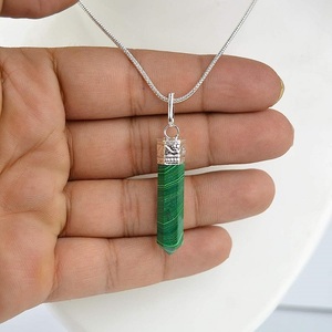 Vente chaude Naturel Hexagonal Malachite Pendentif En Forme De Crayon Pierre Semi-Précieuse Indien Pierre Précieuse Artisanat pour La Méditation En Vente - Product Image 1
