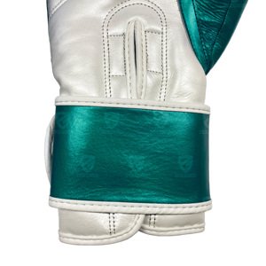 Gants de boxe en cuir véritable personnalisés OEM, parfaits pour l'entraînement et de la meilleure qualité en cuir de vache - Product Image 6