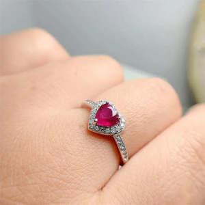 Anillo de Plata Romántico Hecho a Mano con Diseño de Corazón, Banda de Oro Amarillo y Rubí Natural de Corte Ovalado, Joyería Fina de Regalo - Product Image 1
