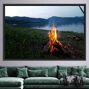 Impression sur toile élégante de paysage de feu de camp : scène extérieure vibrante, toile encadrée noire - Product Image 1