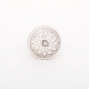 Bouton en céramique blanche fait main Shubham avec superposition florale argentée Tiroir rond décoratif pour armoire commode armoire - Product Image 1