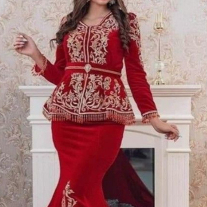 CHAQUETA ROJA DE ARGELIA TRADICIONAL Y VESTIDO DE KARAKOU CON ADORNADO CON CUENTAS DE CRISTAL, PIEDRA, TRABAJO DE DABKA @ 2023 - Product Image 1