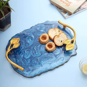 Bandeja Decorativa de Resina Epoxi Azul Océano con Elegante Asa Dorada, Diseño Geométrico Moderno, Horizontal, Multiusos, para Aperitivos y Queso - Product Image 2