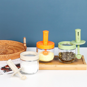 Récipient à épices en verre avec couvercle et cuillère, conçu pour le stockage du sel, du poivre, des herbes et des assaisonnements dans une cuisine moderne - Product Image 1