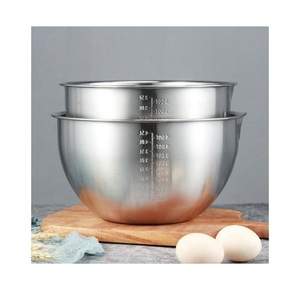 Bol en acier au design moderne, durable et élégant pour servir des salades et des soupes, adapté à tous les décors de cuisine - Product Image 4