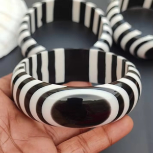 Bracelets en résine noire vibrante Mughal Majesty Bracelets de mode inspirés du patrimoine indien avec bande blanche - Product Image 1