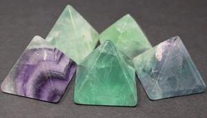 Vente en gros de nouvelle pyramide de fluorite naturelle arc-en-ciel collection de pierres précieuses en cristal Feng Shui sculpté gravé décoration de la maison guérison - Product Image 4