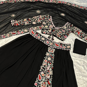 Ensemble Lehenga Choli élégant pour femmes pour les fêtes et les occasions spéciales Vêtements de dames incontournables pour les magasins de vêtements indiens et pakistanais - Product Image 1