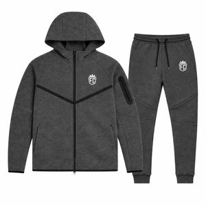 Ensemble de survêtement pour homme, veste à capuche zippée et jogging en polaire technique, couleur anthracite, pour entraînement sportif et activités physiques - Product Image 1