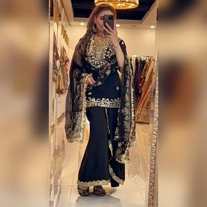 Ensemble exclusif haut en georgette avec broderie lourde et jupe avec dupatta pour sortie décontractée, livraison mondiale - Product Image 1