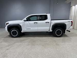 Toyota Tacoma SR5 2024 Súper Limpia, Doble Cabina, 4x4, Motor Automático, Asientos de Cuero - Product Image 6