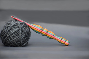 Gancho de ganchillo de madera hecho a mano, mango ergonómico multicolor para tejer y ganchillo, perfecto para entusiastas del tejido - Product Image 2