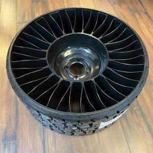 Achetez des pneus radiaux sans air de qualité supérieure pour tracteurs à gazon, conçus pour une utilisation intensive et à des prix abordables - Product Image 6