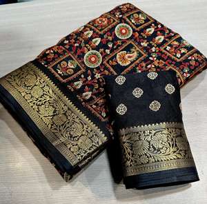 ชุดส่าหรีผ้ามาร์ชเมลโลว์เนื้อหนาสำหรับผู้หญิง พร้อมขอบผ้าปักดิ้นทองทั่วทั้งผืน มาพร้อมผ้าคลุมไหล่และเสื้อที่เข้าชุดอย่างลงตัว ผลิตในอินเดีย - Product Image 5