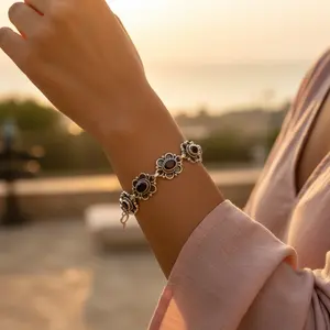 Pulsera de Plata 925 con Diseño Floral y Ónix Negro para Mujer, Brazalete Moderno para Fiestas Religiosas y Aniversarios - Product Image 3