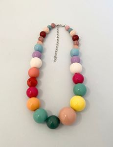 Collier élégant en perles de résine, motif floral et de modèle sur le thème de l'art, idéal pour les cadeaux - Product Image 6